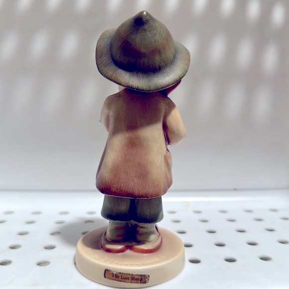 💙TM3 ‘The Lost Sheep/Boy with Lamb’ Hummel Goebel #68 - Picture 4 of 7